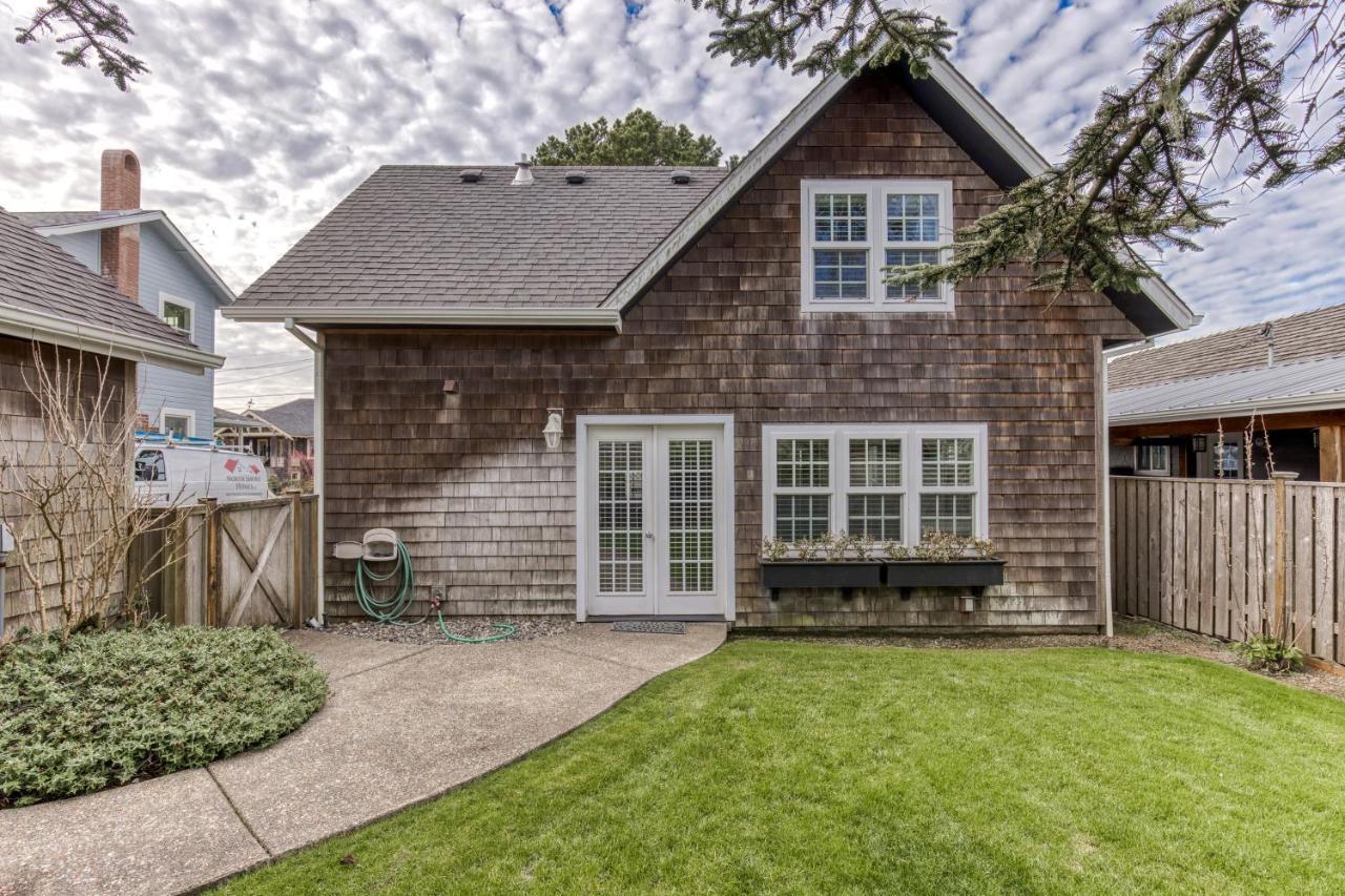 Seaside Classic Cottage Exterior photo