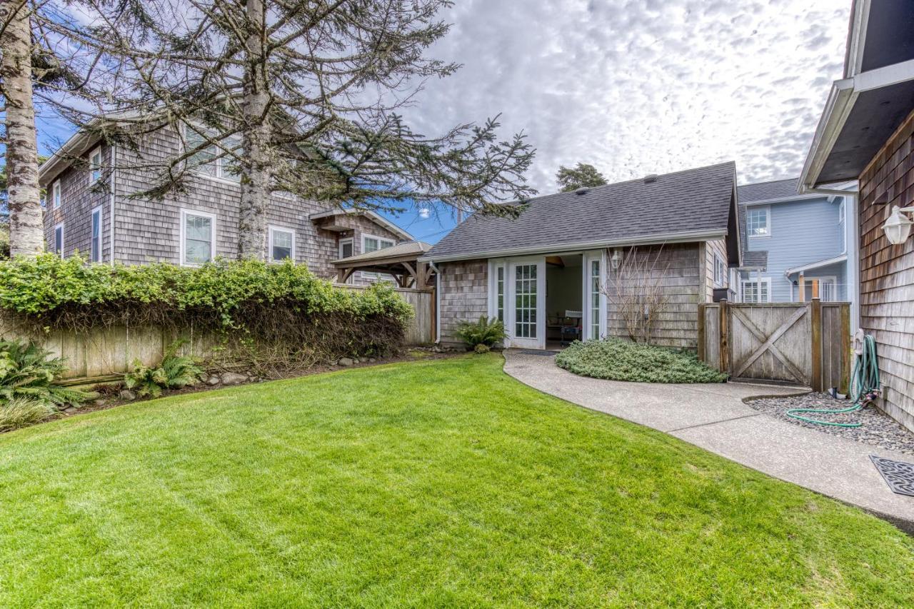 Seaside Classic Cottage Exterior photo
