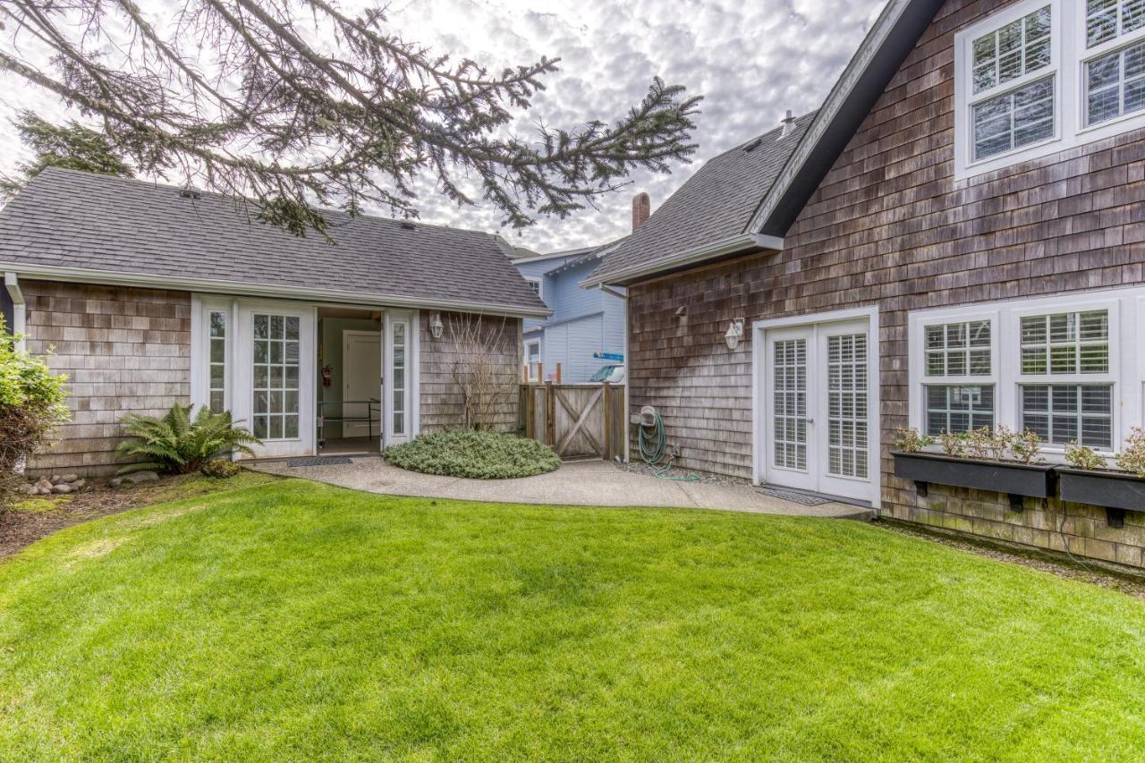 Seaside Classic Cottage Exterior photo