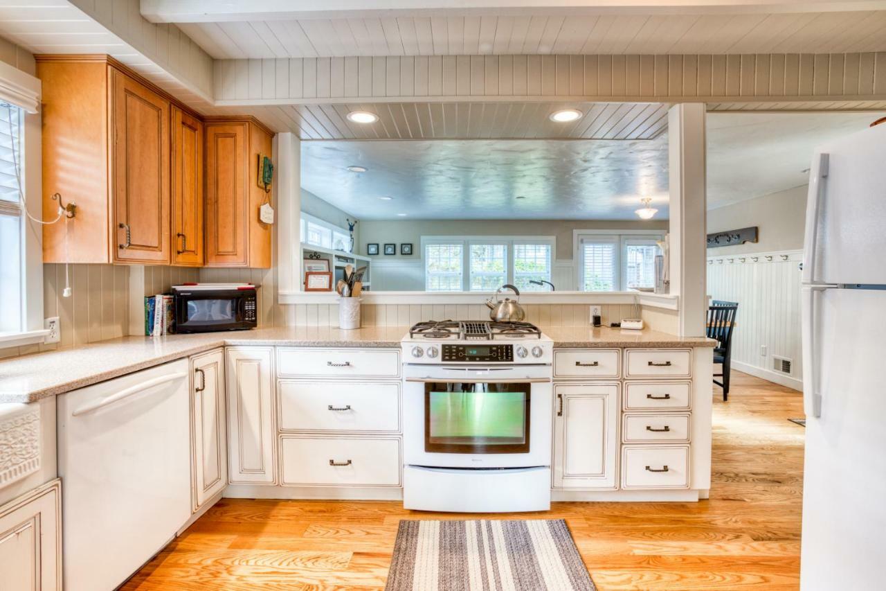 Seaside Classic Cottage Exterior photo
