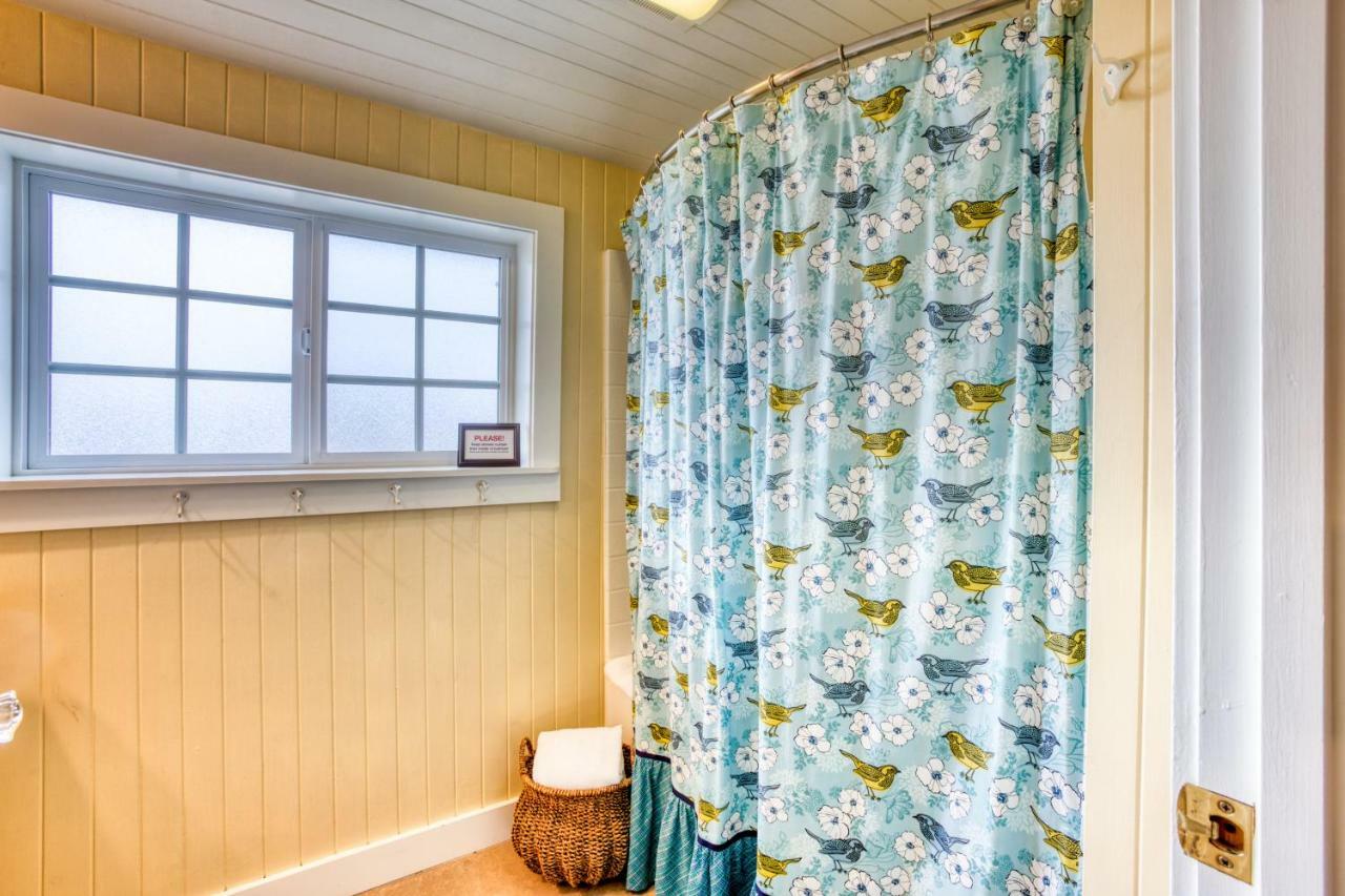 Seaside Classic Cottage Exterior photo