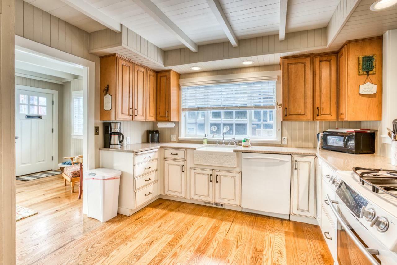 Seaside Classic Cottage Exterior photo