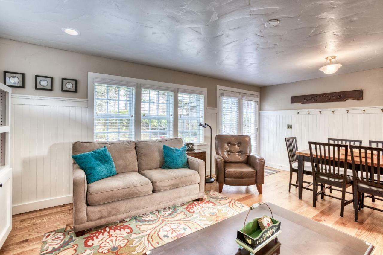 Seaside Classic Cottage Exterior photo